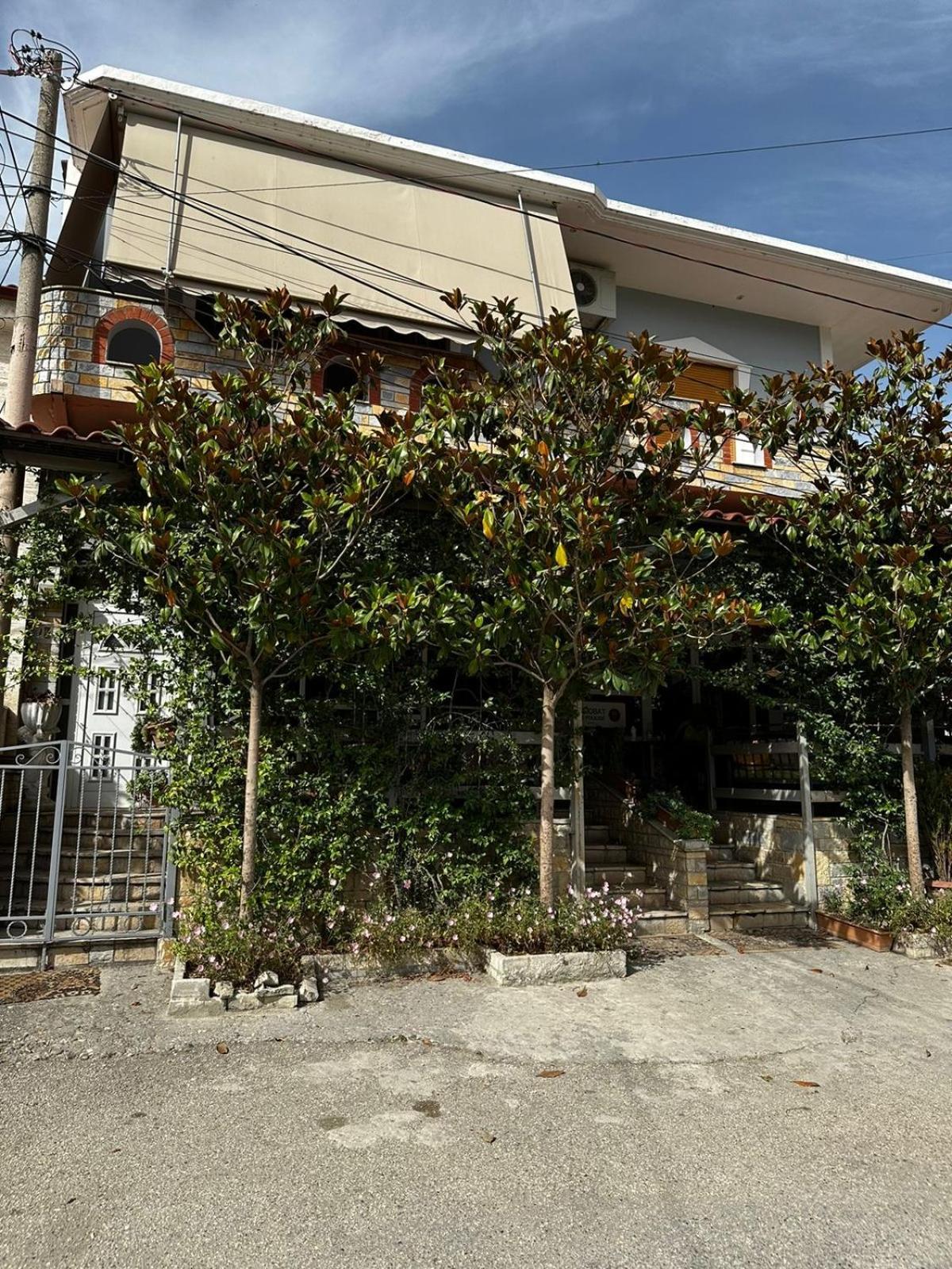 Guest House Adi Hoxha Berat Exterior foto